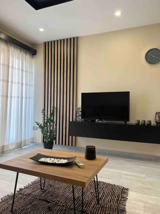 Great Apartament Near Lake & Blloku Area ティラナ エクステリア 写真