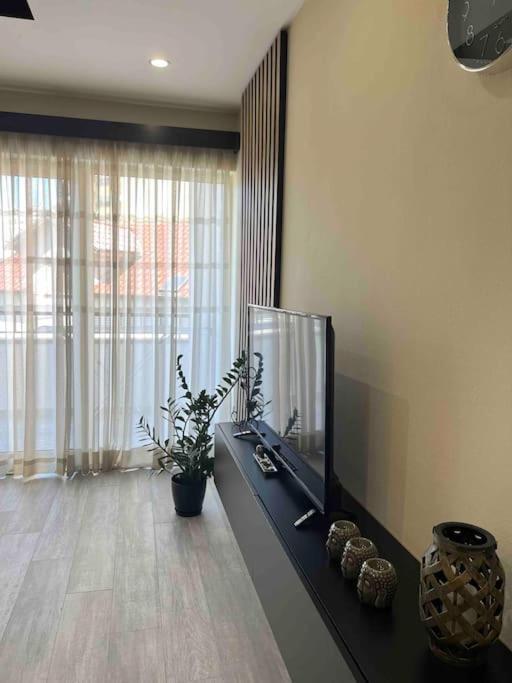 Great Apartament Near Lake & Blloku Area ティラナ エクステリア 写真