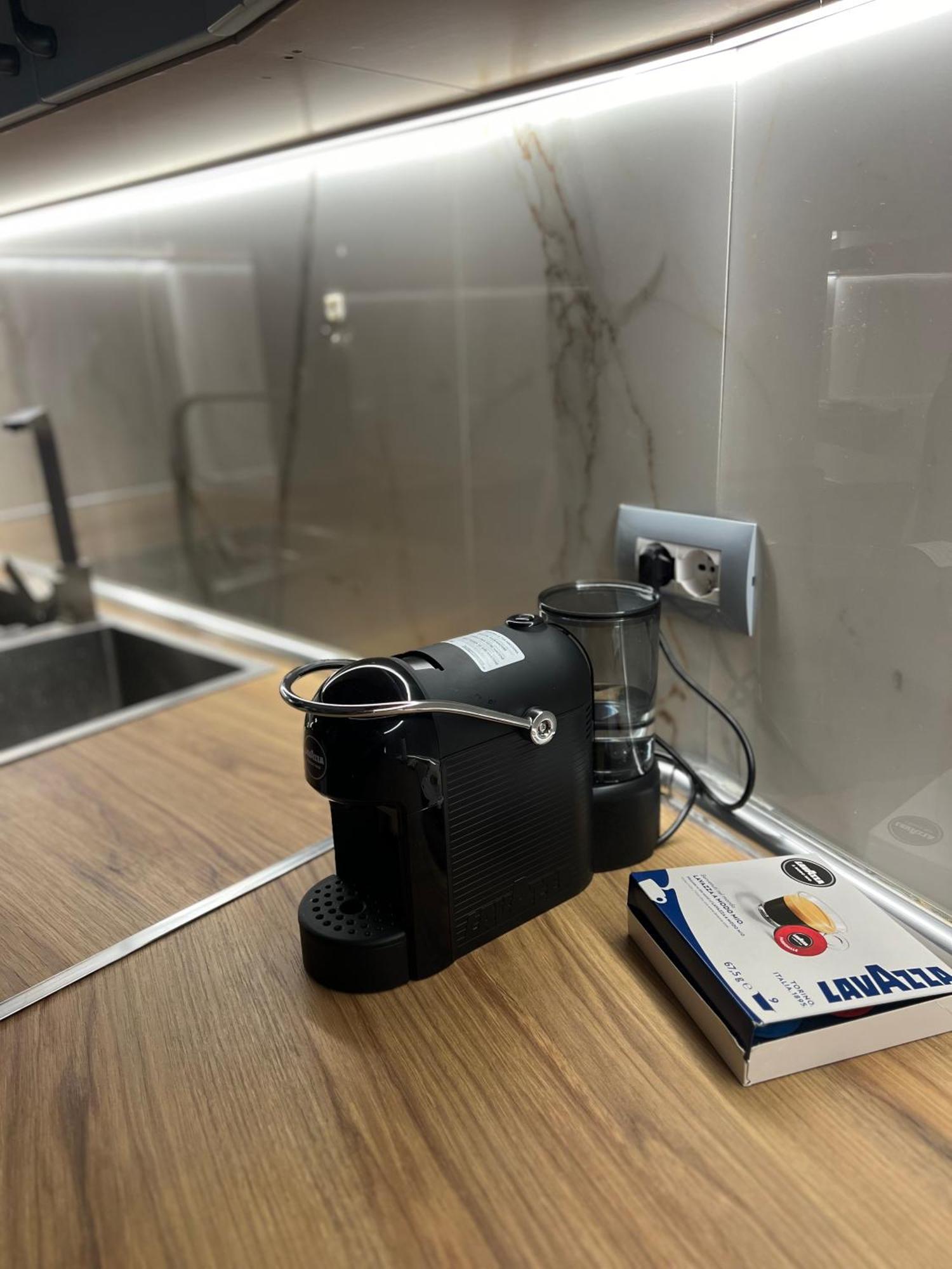 Great Apartament Near Lake & Blloku Area ティラナ エクステリア 写真